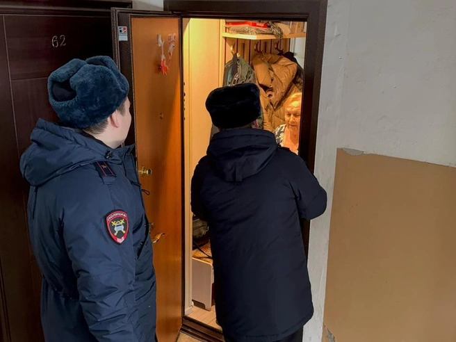 Сотрудники полиции проводят разъяснительные беседы с гражданами для профилактики мошенничества | Источник: УМВД Екатеринбурга