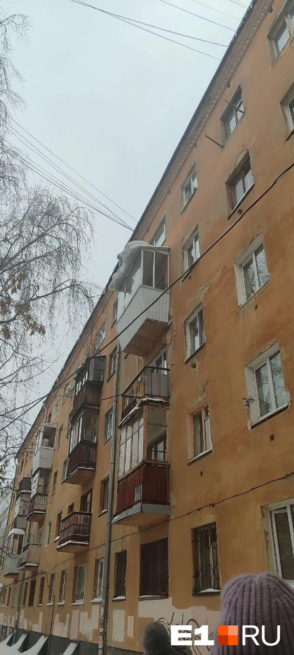«Свисает над единственным тротуаром. Обходить только по дороге», — говорит Олеся | Источник: читатель E1.RU