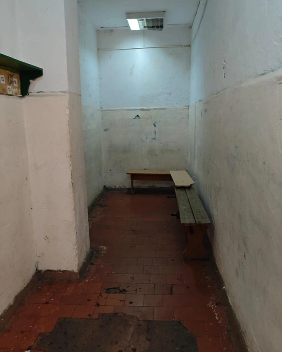 Раздевалка отремонтированного, по документам, спортзала в школе № 30 | Источник: читатель Voronezh1.ru