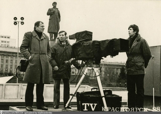 Сотрудники красноярского телевидения на площади Революции, 1988 | Источник: Евгений Щедрухин
