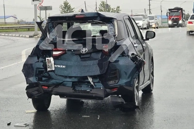 В Южно-Сахалинске КамАЗ влетел в Toyota Raize