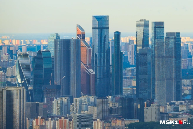 С небоскребов только что сошли лучи утреннего солнца | Источник: Артем Устюжанин / MSK1.RU
