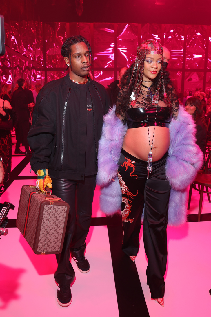 Gucci представили коллаборацию с adidas. В нее вошли платья, чепчики и строгие костюмы