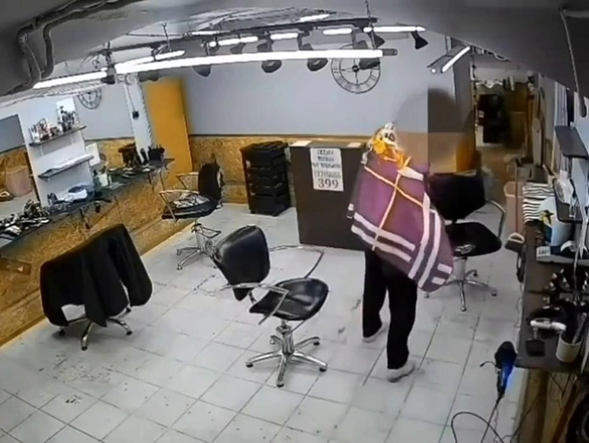 Петербуржец не дождался открытия парикмахерской и влез в нее через окно, чтобы побриться | Источник: ГУ Росгвардии по Санкт-Петербургу и Ленобласти