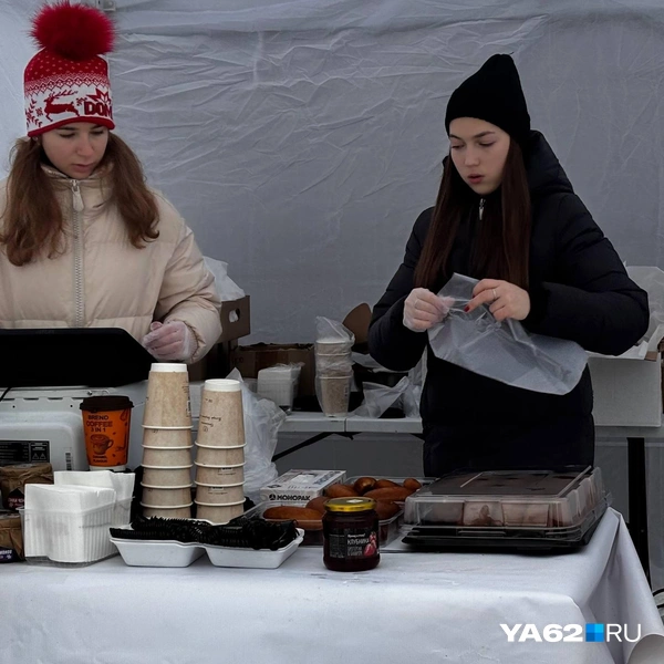 Помимо ресторана, работали несколько точек фудкорта | Источник: Виктория Улитова / YA62.RU