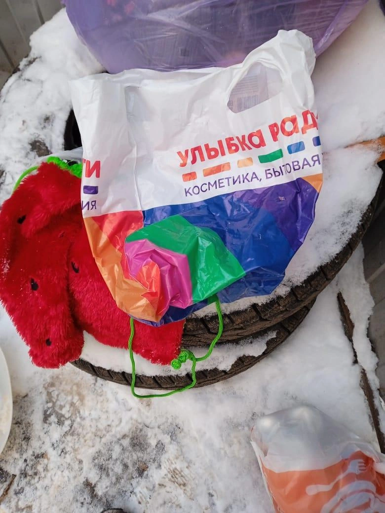 Поверх мешка был натянут пакет от «Улыбки радуги» | Источник: Елена Славинскене