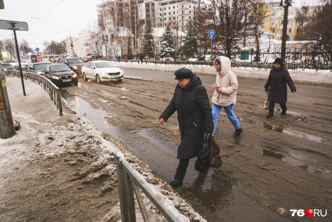 На дорогах появились настоящие ручьи. Словно на календаре не декабрь, а март или апрель. Пешеходам пришлось их чуть ли не перепрыгивать | Источник: Алена Косточкина