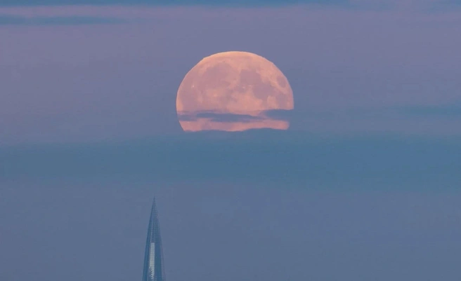 Восход суперлуны над Петербургом. Посмотрите, как это красиво | Источник: Катя Стрельникова / канал «Астро Фото Болото» / Lakhta Center / Лахта Центр