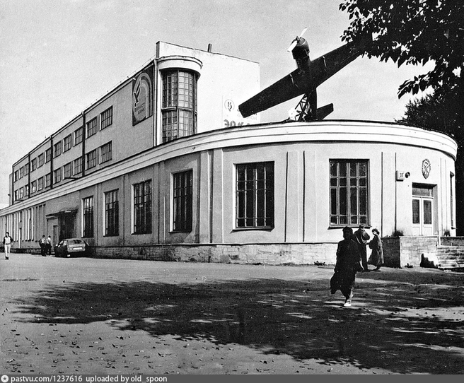Самолет&nbsp;— главный символ здания ДОСААФ | Источник: Pastvu.com