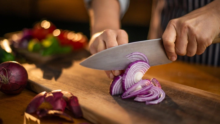как резать лук и не плакать | Источник: iStock