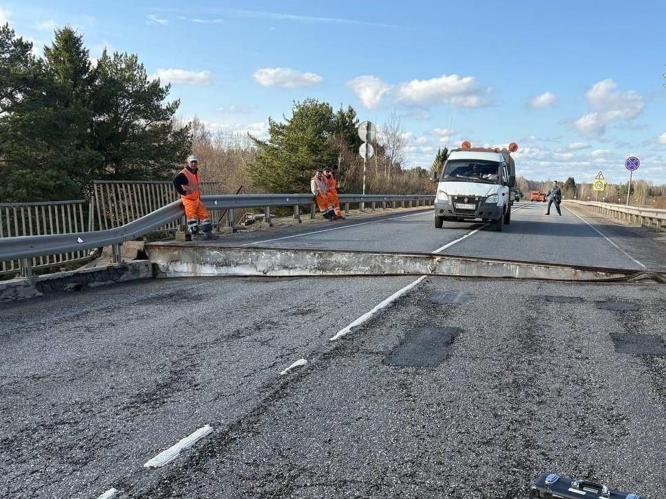 Фуры, ехавшие в Архангельск, сломали мост в соседней области
