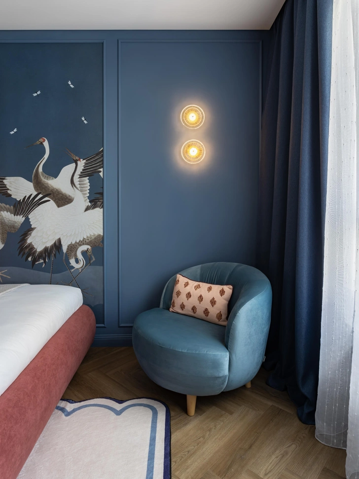 Кресло, Divan.ru. Краска, Dulux. Молдинги, Bello Deco, «Европласт». Кварцвинил, Fargo. | Источник: Елена Михалина. Стиль: Мария Тарташник 