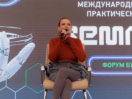 Анна Семенович и Эвелина Бледанс приехали в Архангельск на экологический форум «Земляне»: звезды пообщались со студентами