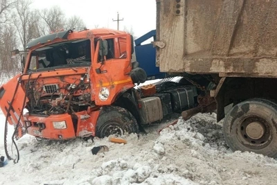 Driver rescued by emergency services: truck crashes into KAMAZ on Samara highway