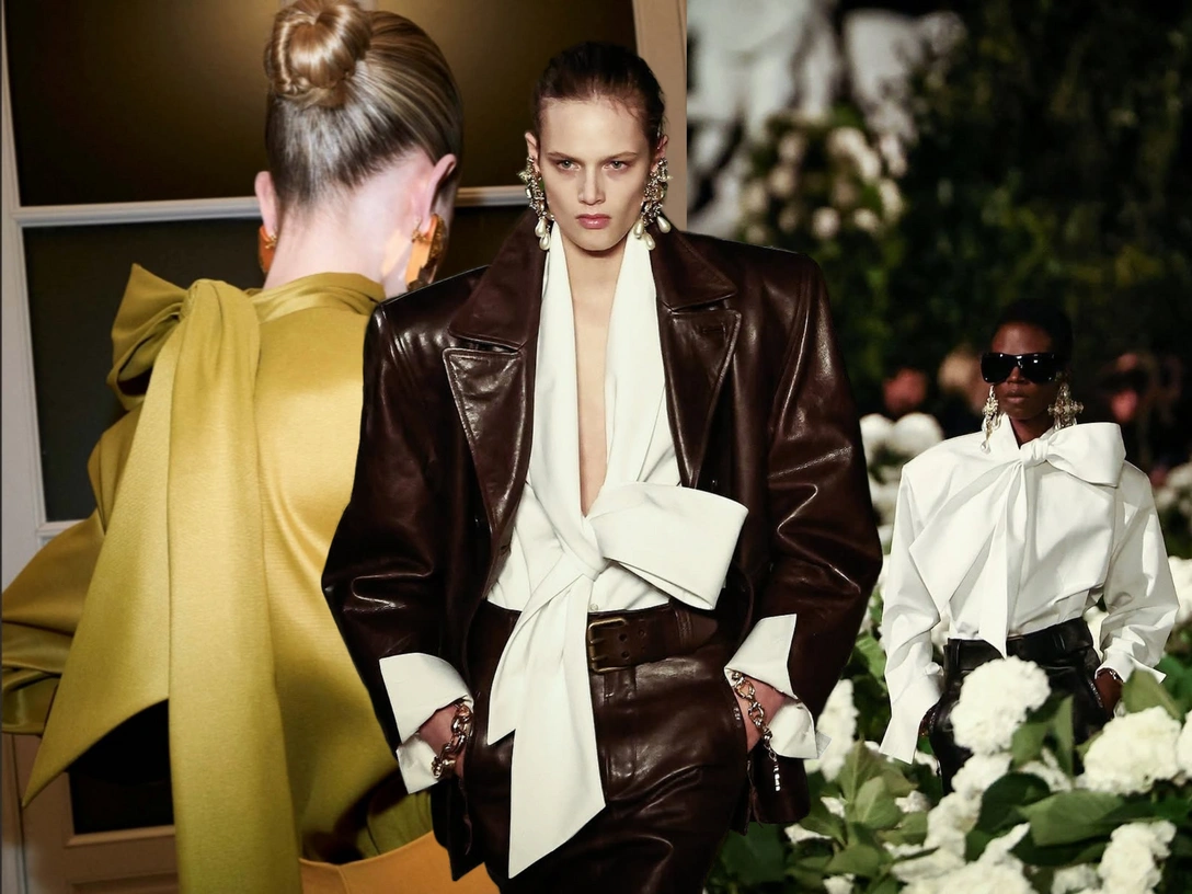 Oбъемная блуза с бантом в стиле Saint Laurent — главная вещь осени: 10 вариантов от российских брендов | marieclaire.ru