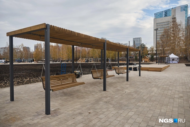 Скамейки-качели под навесами | Источник: Александр Ощепков / NGS.RU