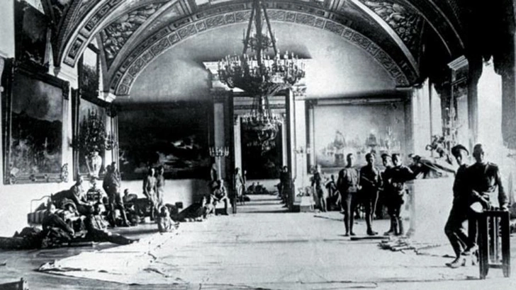 В октябре 1917-го Зимний охраняли юнкера Михайловского и других училищ Петрограда, Ораниенбаума, Петергофа, казаки и женский «батальон смерти» — всего около 1 800 штыков | Источник: AFP / EAST NEWS