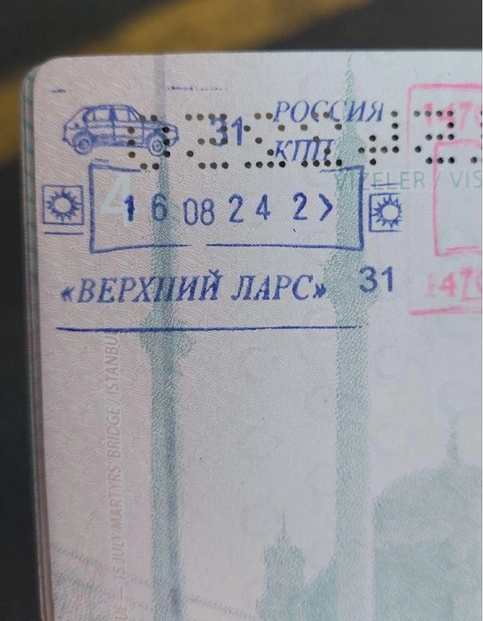 До КПП в Верхнем Ларсе он доехал уже на автобусе | Источник: «и Мужчина, и Машина» / T.me