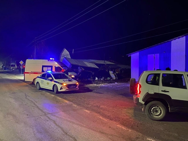 Машина наехала на стоящий полуприцеп | Источник: Госавтоинспекция Новосибирской области