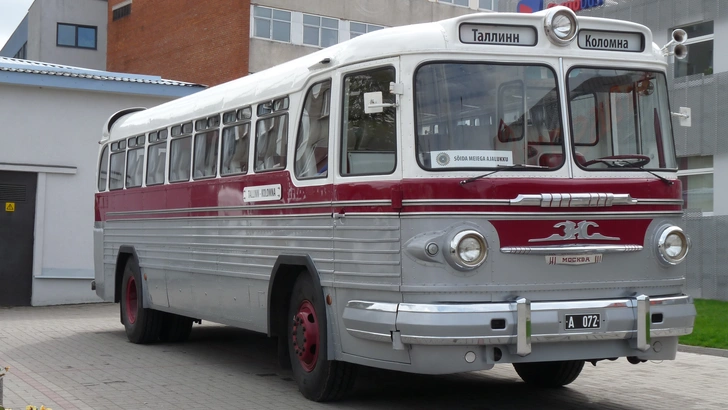 ЗиС-127, междугородный скоростной (95 км/ч) лайнер. Был снят с производства из-за европейской узости мышления: не проходил по ширине в международные уложения