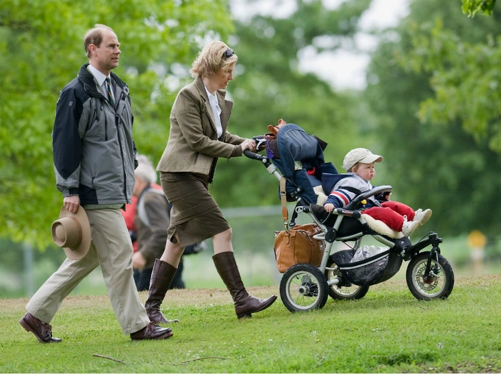 Граф и графиня Уэссекские вместе с сыном направляются на конное шоу в Виндзоре, 16 мая 2009