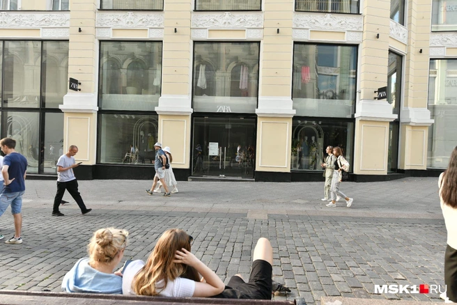 Видите Zara? А вот зайти в нее не получится | Источник: Артем Устюжанин / MSK1.RU