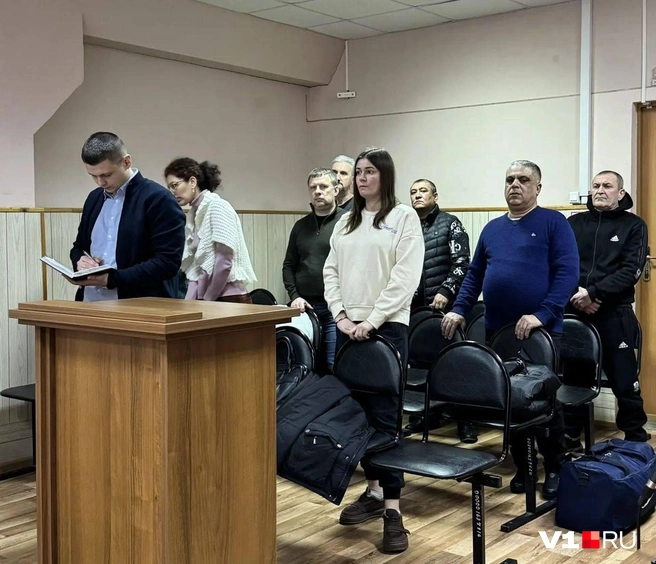 Бахруза Гасымова (второй справа, в синей водолазке) и Талыба Исаева (крайний справа) взяли под стражу в зале суда | Источник: читатели V1.RU
