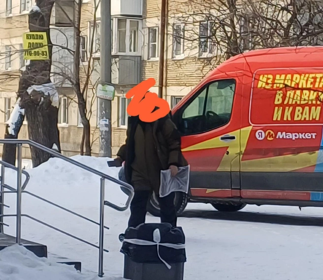 Автор приложил второе фото, где видно, что курьер привез лишь небольшой пакет. М-да, похоже велокурьеры&nbsp;— не худшее, что случалось с этой отраслью | Источник: читатель 74.RU