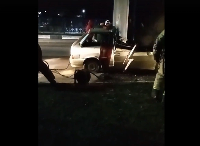 Очевидцы сняли на видео, как из-под фуры достают ВАЗ с погибшим 18-летним рязанцем | ya62.ru