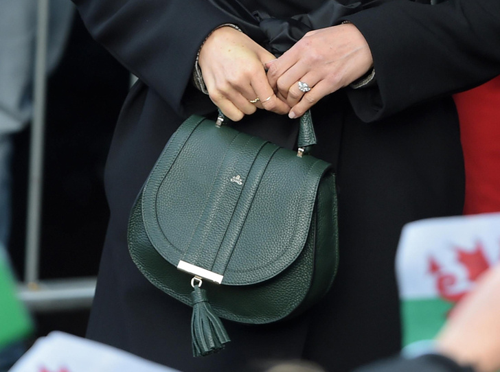 Герцогиня Камилла купила себе сумку, как у Меган Маркл