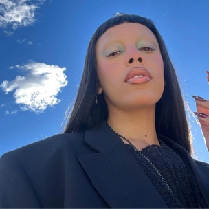 Обесцвеченные брови и цветные линзы — необычный макияж Doja Cat для самых смелых 😍