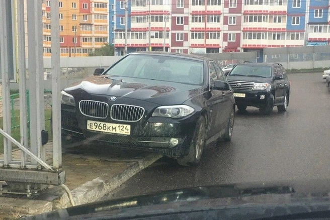 Ну и что, что тротуар узкий, зато дорога широкая — по ней и ходите | Источник: Владимир Остапчук