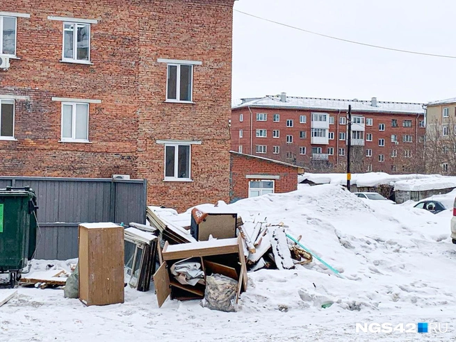 В соцсетях жители писали, что строительный мусор и мебель могут валяться возле контейнеров неделями | Источник: Татьяна Ирискина / NGS42.RU