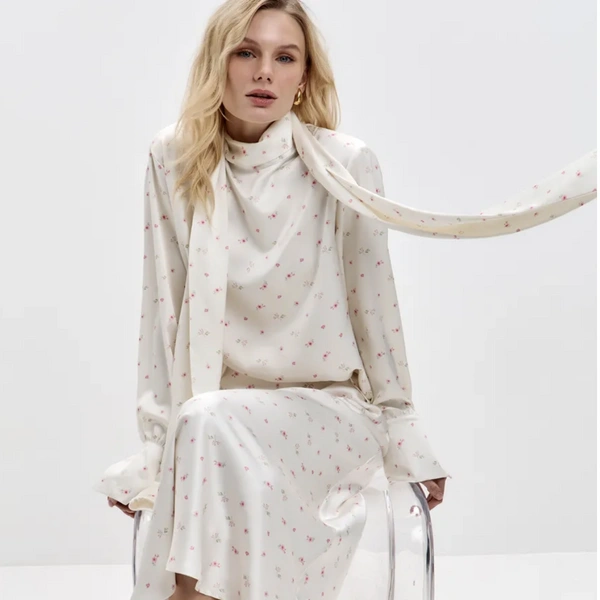 Блузка с шарфом из атласа&nbsp;— 3900 рублей, шикарный вариант для офиса | Источник: wonderclo / Wildberries.ru 