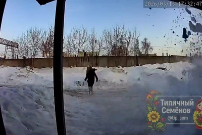 Ледяная глыба чуть не убила школьниц в Семенове