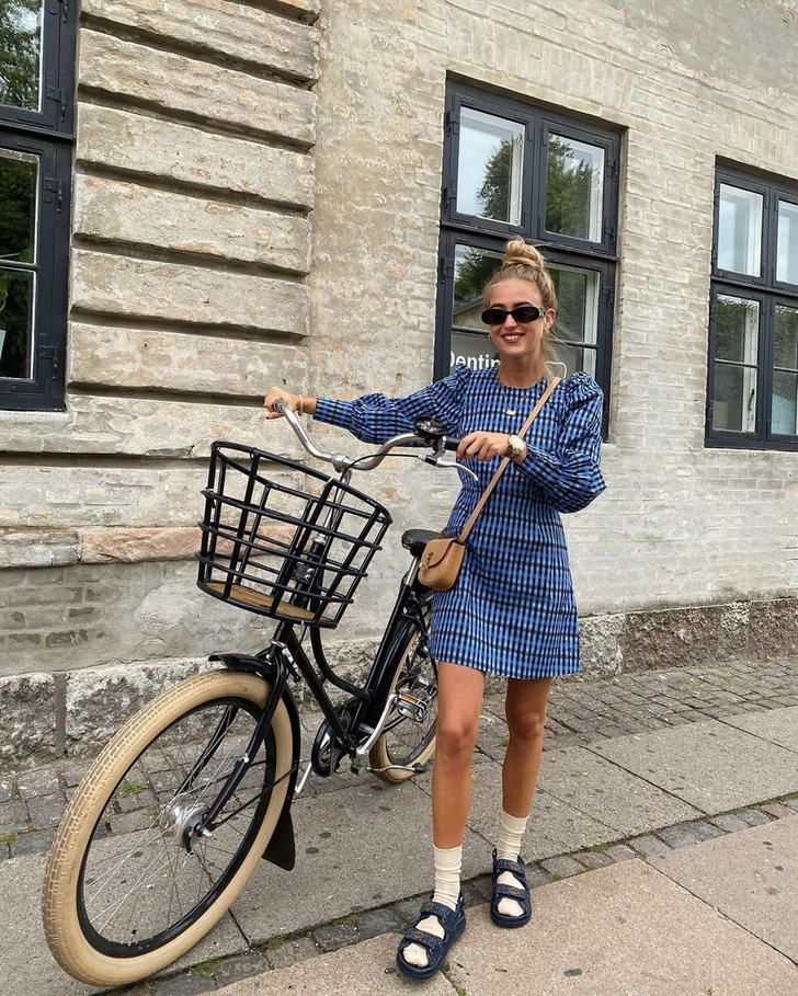 Милое платье + сандалии с носками: стилист Эмили Синдлев выбрала отличный образ для велопрогулки