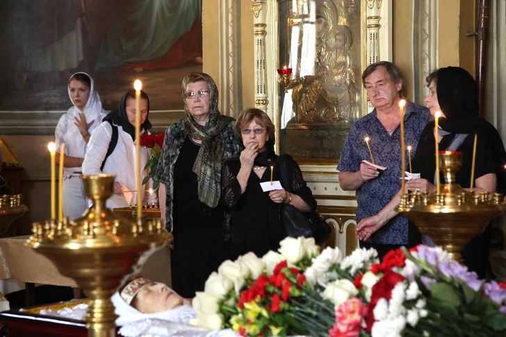 Согласно последней воле артистки, ее кремировали, а урну похоронили на Николо-Архангельском кладбище