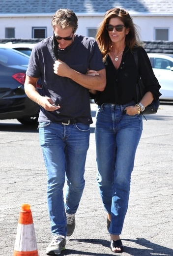 Синди Кроуфорд и Рэнди Гербер в Лос-Анджелесе | marieclaire.ru