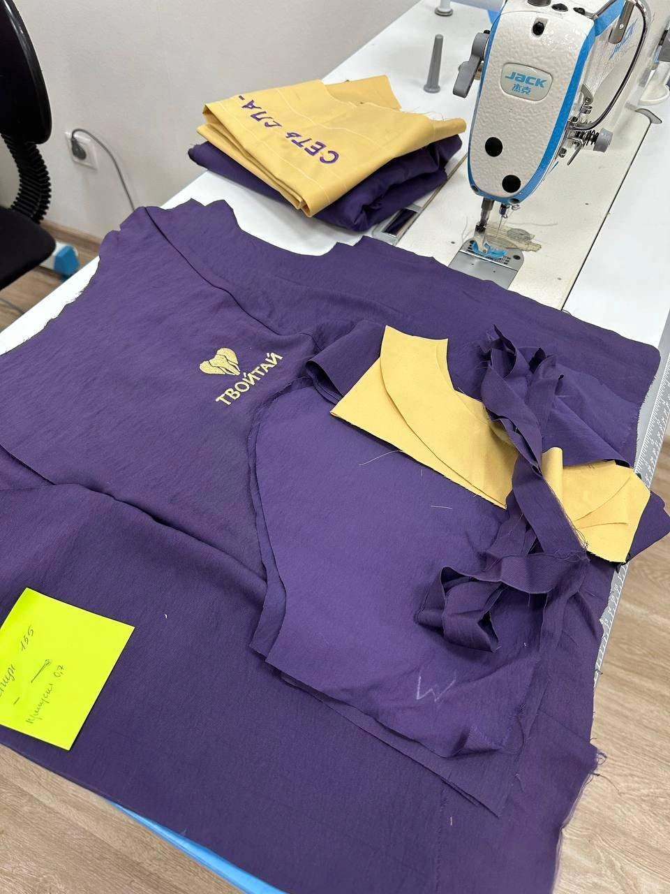 — Если девушки совпадают по росту, у них вообще не совпадают пропорции. И весь заказ оказался индивидуальным пошивом. Это не вина клиента, это не наша вина, это просто производственный фокус-покус, с которым мы столкнулись. Сегодня обладаем уже всей базой лекал для них. Не знаю, кто из коллег еще готов такой путь пройти, это очень долго и сложно | Источник: Инна Платонова