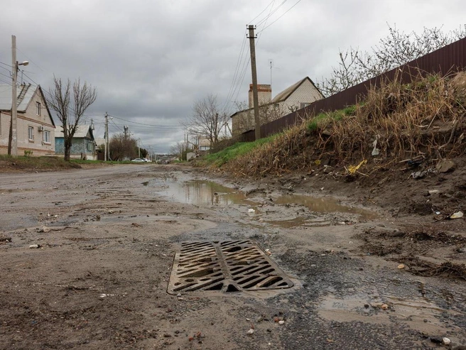 Во время ливня глубина воды на этом участке дороги часто превышает один метр. | Источник: Алексей Волхонский / V1.RU