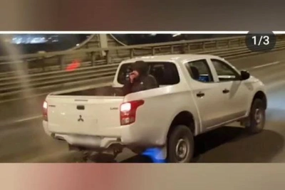 В Петербурге оштрафовали водителя за катание человека в кузове