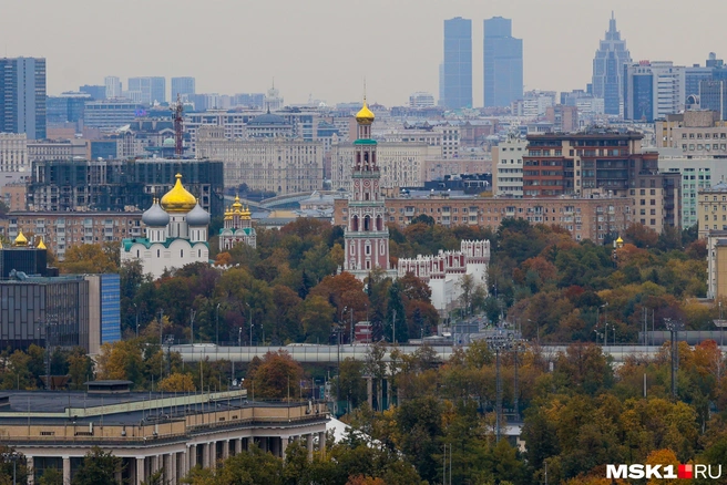 Цвета Новодевичьего монастыря хорошо смотрятся с осенними деревьями | Источник: Артем Устюжанин / MSK1.RU