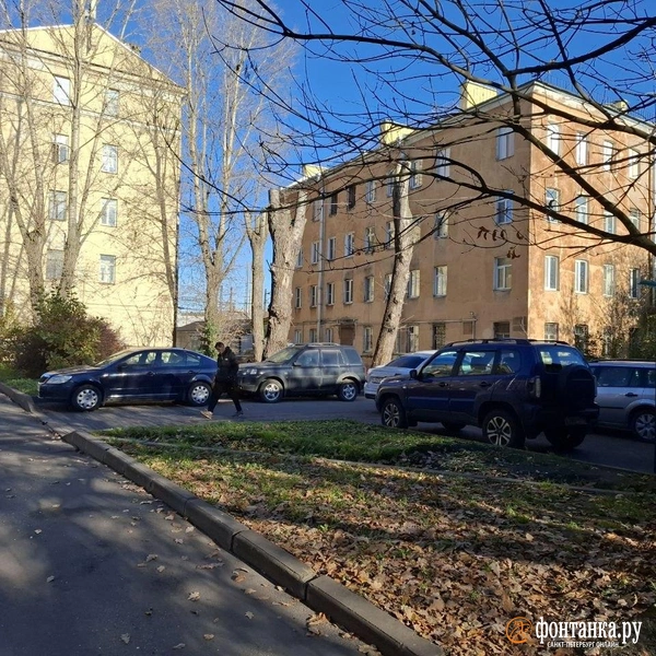 Справа — Днепропетровская, 4 | Источник: Ирина Багликова / FONTANKA.RU