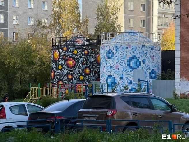Арт-объект «Две крепости» создал московский художник Дмитрий Ламонов в 2022 году, перекрасив технические емкости | Источник: Анастасия Баранова / E1.RU