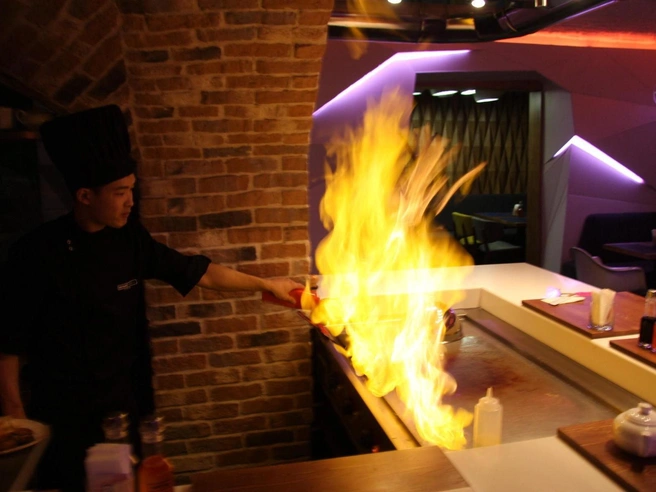 Изначально бар отличался наличием теппана — поверхности для приготовления блюд с использованием открытого огня. | Источник: Стас Соколов / NGS.RU