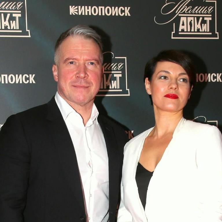 Невеста в перьях, а жених не отводит глаз от декольте: свадьба Алексея Кравченко и Надежды Борисовой спустя 20 лет отношений