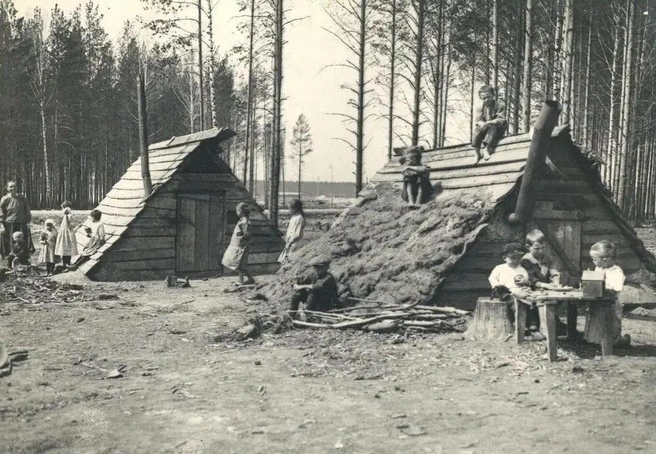 В конце 1920-х тут были землянки, а в 1936 году по адресу: Красных Партизан, 6 выросла большая пятиэтажка | Источник: Pastvu.com