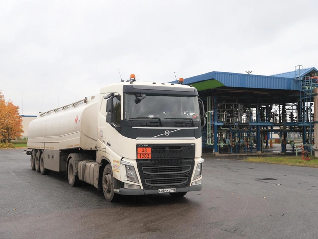 Транспортировку добытой нефти предполагается осуществлять с помощью бензовозов. | Источник: Сергей Михайличенко / Fontanka.ru