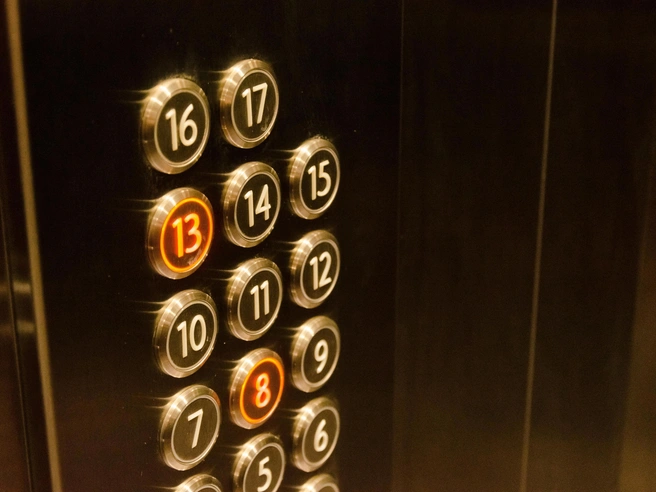 Застройщик пока не обсуждает возможность полной замены лифтов. | Источник: Анна Золотова / NGS.RU