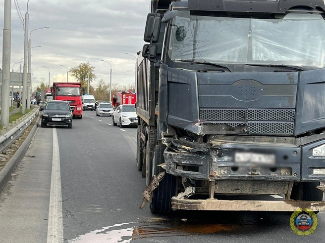 Переднюю часть самосвала повредило в результате аварии | Источник: Госавтоинспекция Волгоградской области